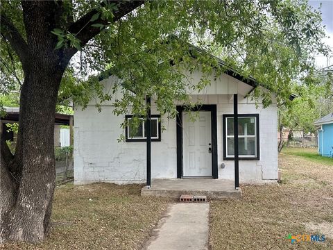 Photo of 929 Veterans Street, Seguin, TX 78155 (MLS # 608952)