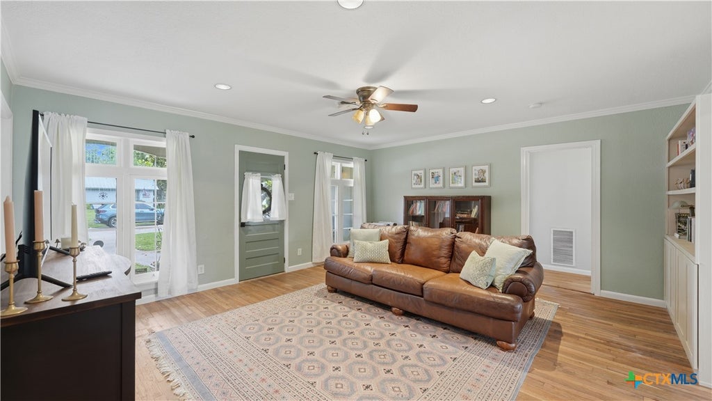 Photo of 1031 E Walnut Street, Seguin, TX 78155 (MLS # 615065)