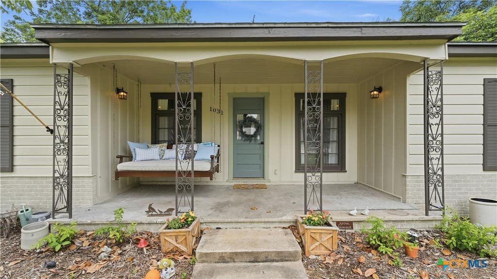 Photo of 1031 E Walnut Street, Seguin, TX 78155 (MLS # 615065)