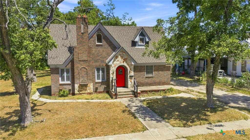 Photo of 210 S Cedar Street, Seguin, TX 78155 (MLS # 623297)