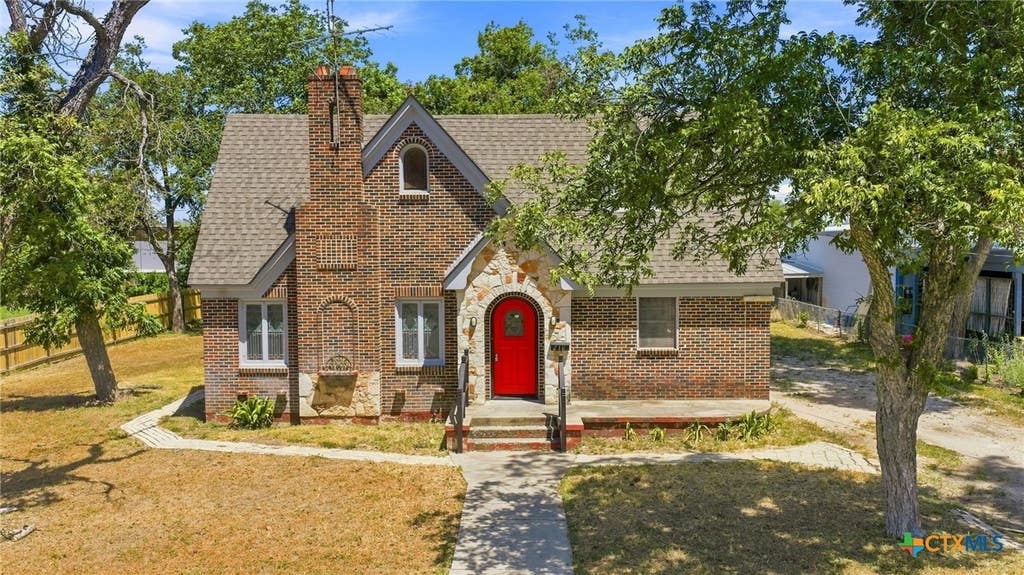 Photo of 210 S Cedar Street, Seguin, TX 78155 (MLS # 623297)