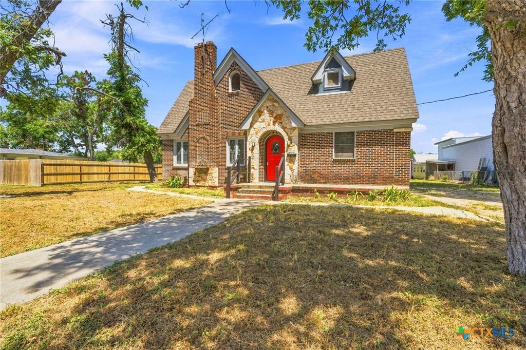 Photo of 210 S Cedar Street, Seguin, TX 78155 (MLS # 623297)