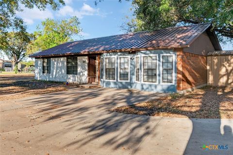 Photo of 304 Sun Valley Drive, Victoria, TX 77904 (MLS # 598111)