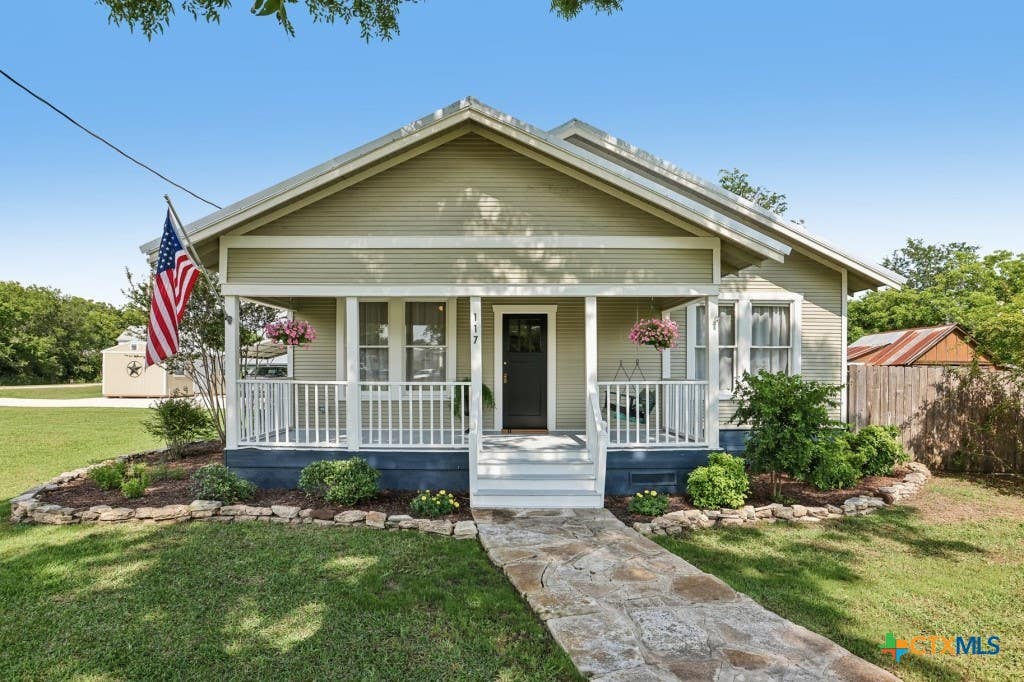 Photo of 117 N Main Street, Paige, TX 78659 (MLS # 616687)