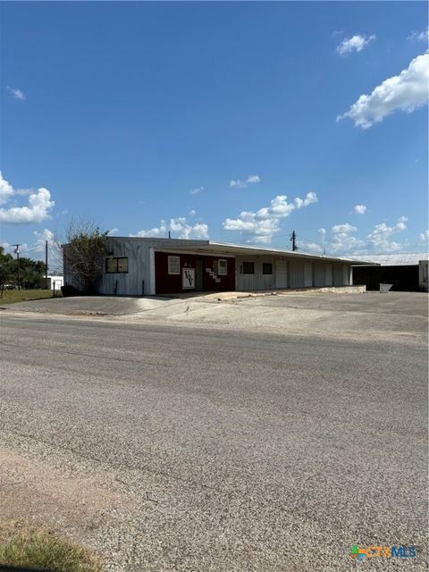 801 Irvine Street Yoakum TX 77995