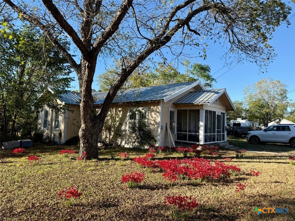 1604 N Travis Avenue