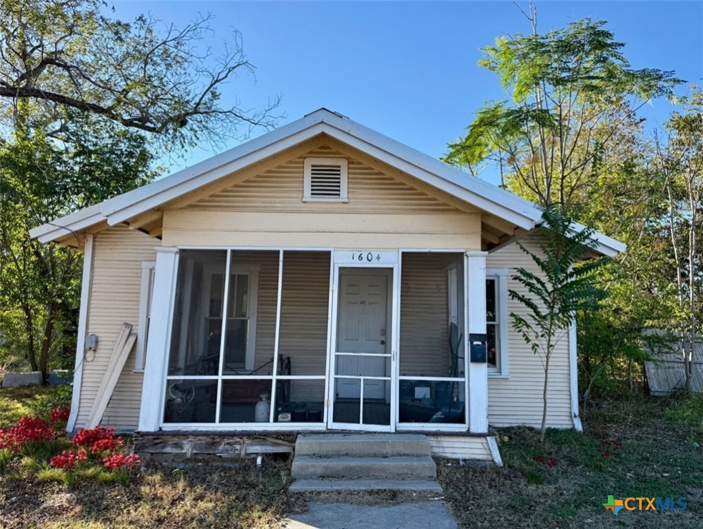 1604 N Travis Avenue