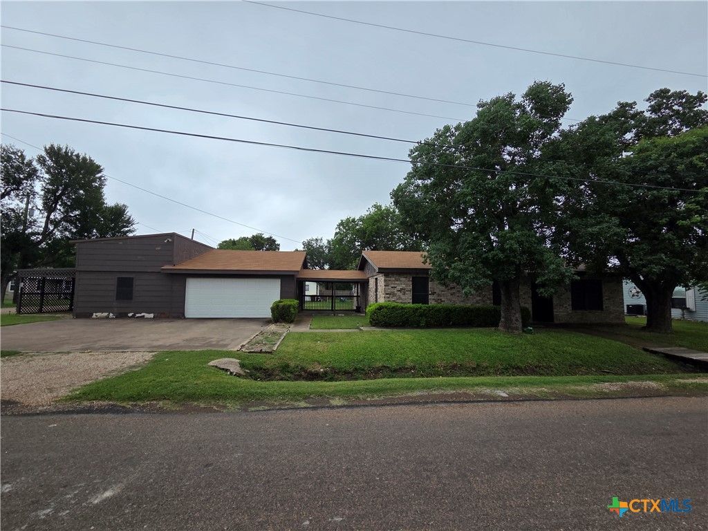 Photo of 1301 W Mesquite Street, Little River Academy, TX 76554 (MLS # 617351)