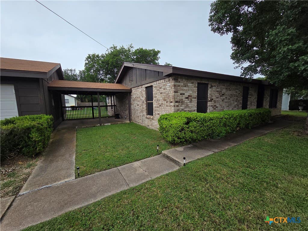Photo of 1301 W Mesquite Street, Little River Academy, TX 76554 (MLS # 617351)