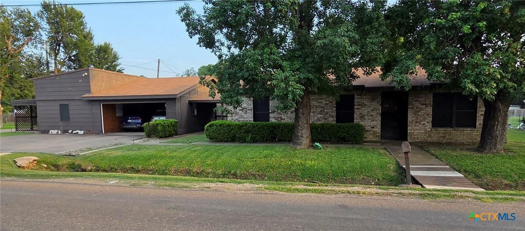 Photo of 1301 W Mesquite Street, Little River Academy, TX 76554 (MLS # 617351)