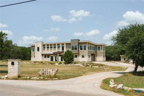 Photo of 2010 Hoffmann Lane, New Braunfels, TX 78132 (MLS # 622163)