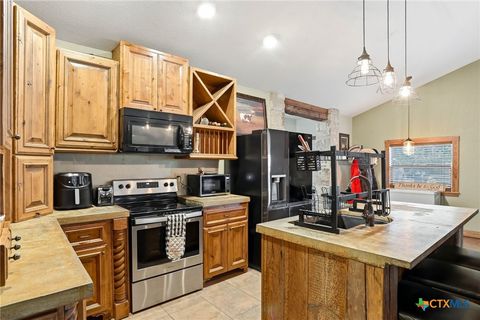 Photo of 340 Rio Oak, Pipe Creek, TX 78063 (MLS # 599555)