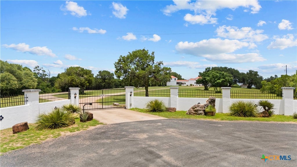 Photo of 6750 N Lakeview Drive, Salado, TX 76571 (MLS # 617405)