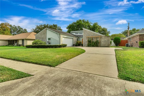 Photo of 607 Bedivere Drive, Victoria, TX 77904 (MLS # 625369)