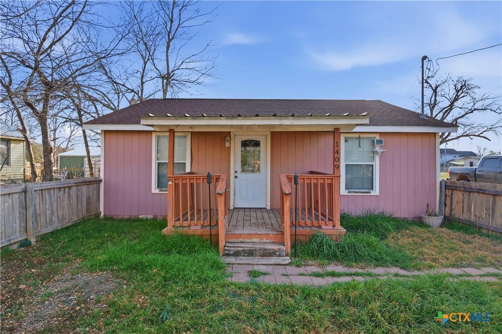 Photo of 1409 N Heideke Street, Seguin, TX 78155 (MLS # 605511)