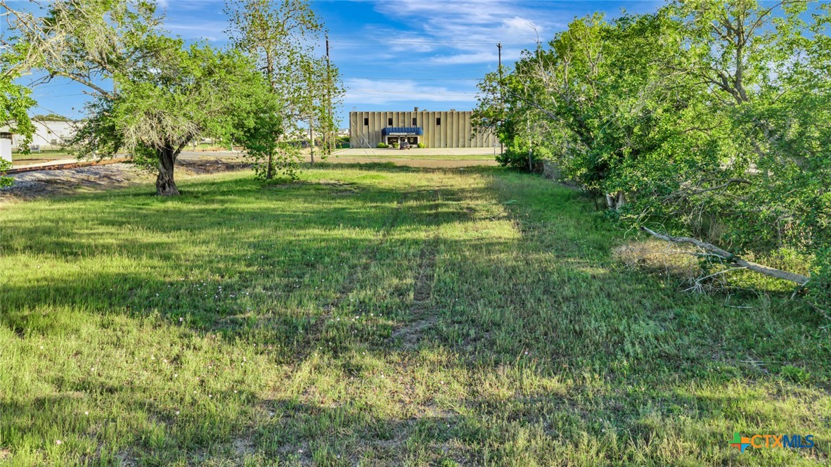 102 W Mockingbird Lane