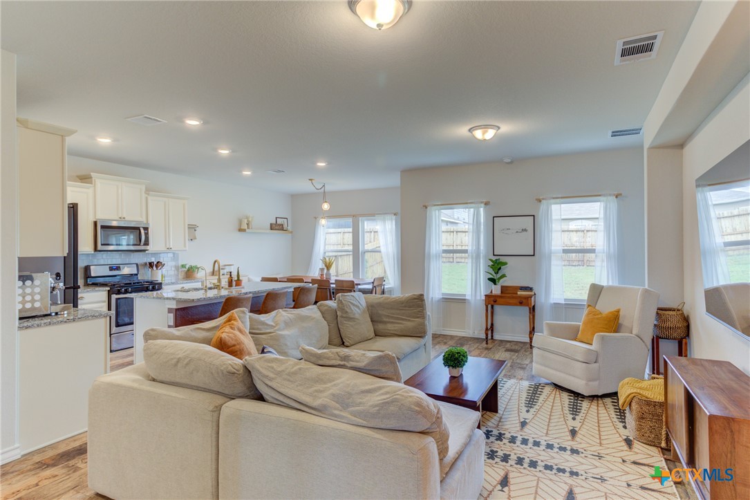 New Braunfels, Texas 78130, United States, 3 Bedrooms Bedrooms, ,2 BathroomsBathrooms,Residential,Pending,45274