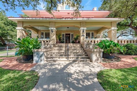 Photo of 401 W 4th Street, Lampasas, TX 76550 (MLS # 606508)