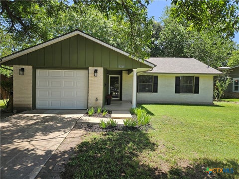 Photo of 1225 W Coll Street, New Braunfels, TX 78130 (MLS # 620230)