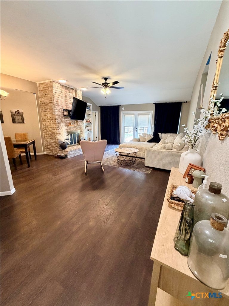 903 Taos Dr