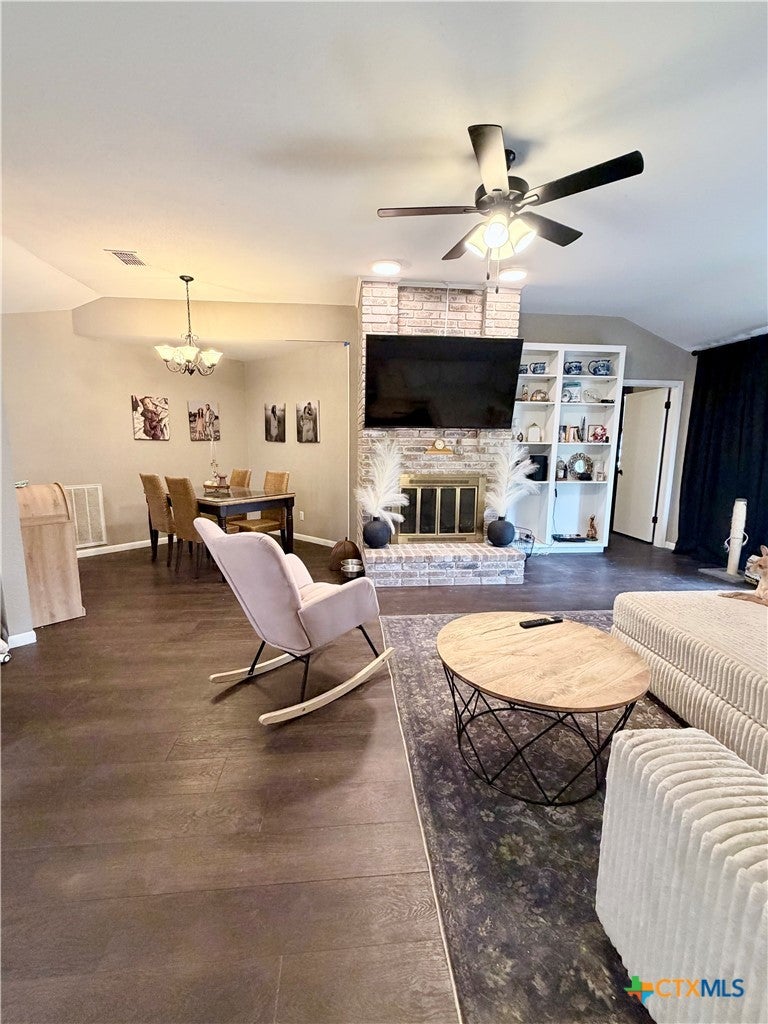 903 Taos Dr