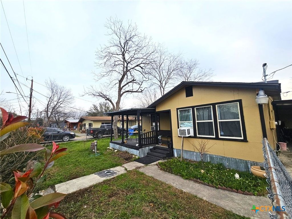 Photo of 811 E New Braunfels Street, Seguin, TX 78155 (MLS # 603598)