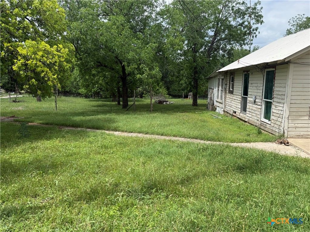Photo of 805 W Avenue C, Lampasas, TX 76550 (MLS # 611199)