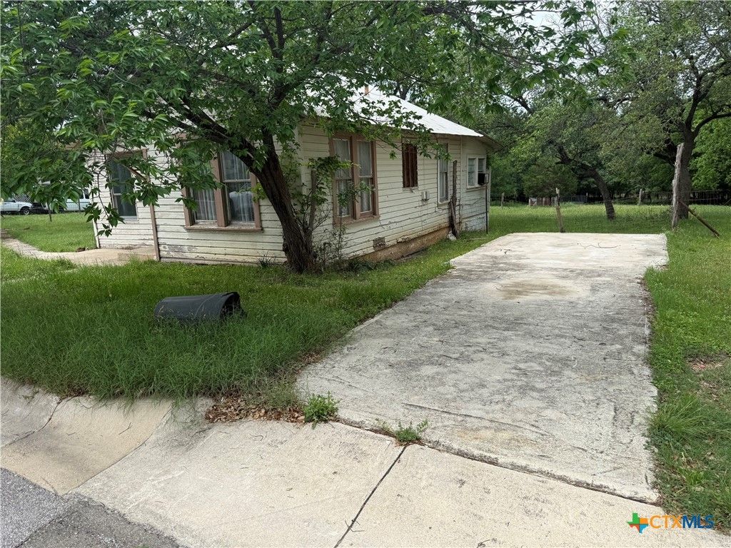 Photo of 805 W Avenue C, Lampasas, TX 76550 (MLS # 611199)