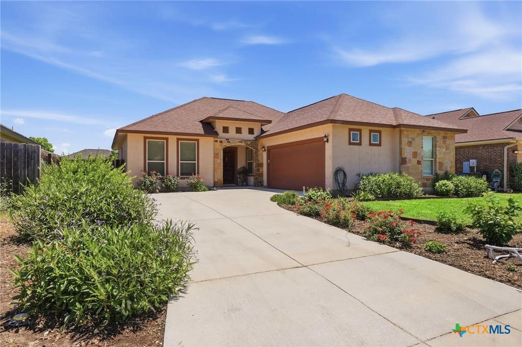 Photo of 225 Greenway Drive, Seguin, TX 78155 (MLS # 612599)