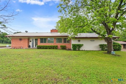 Photo of 210 E Leon Street, Gatesville, TX 76528 (MLS # 611739)