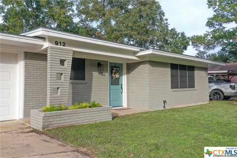 Single Family Residence in El Campo TX 912 Roberts St.jpg