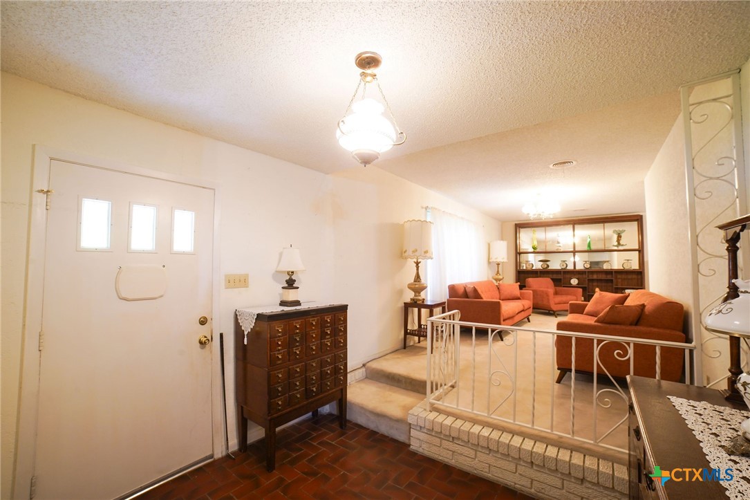 212 Highland Oaks Drive