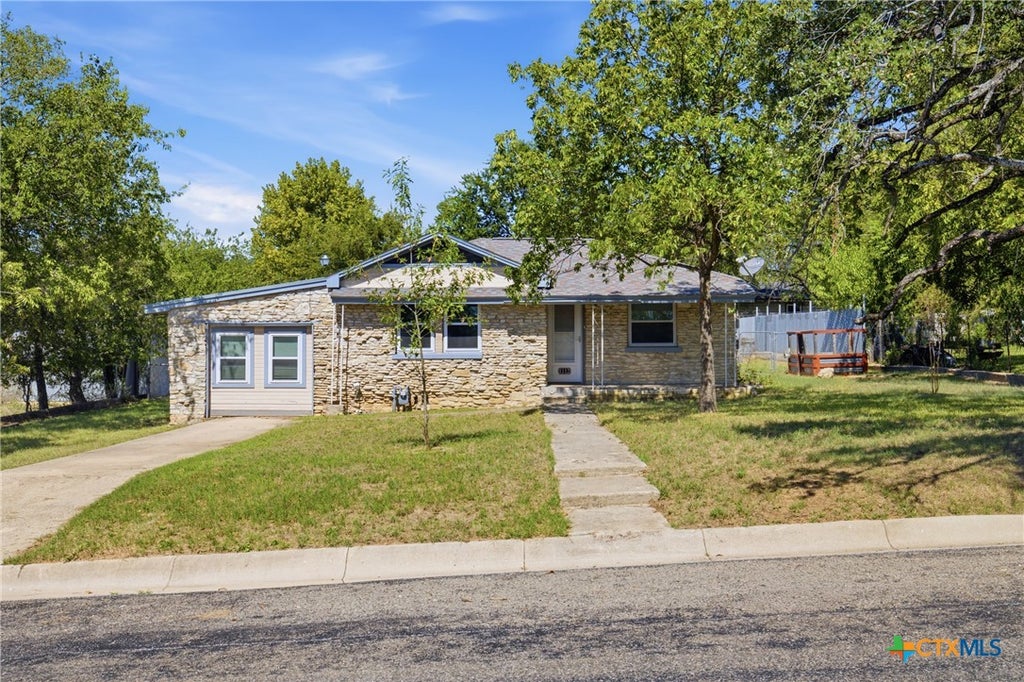 Photo of 1112 W 1st Street, Lampasas, TX 76550 (MLS # 627197)