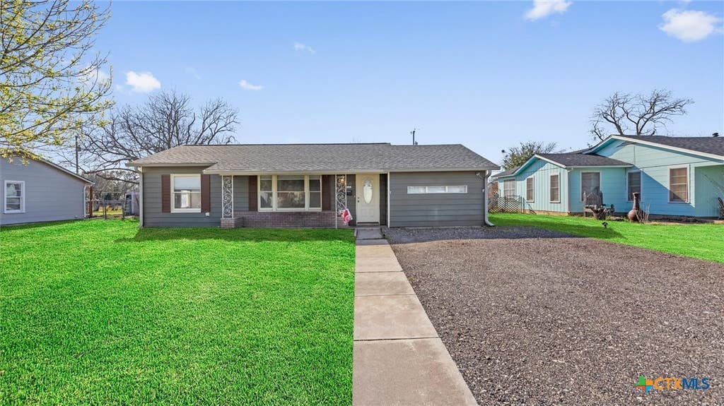 Photo of 420 Wallace Street, Seguin, TX 78155 (MLS # 605534)