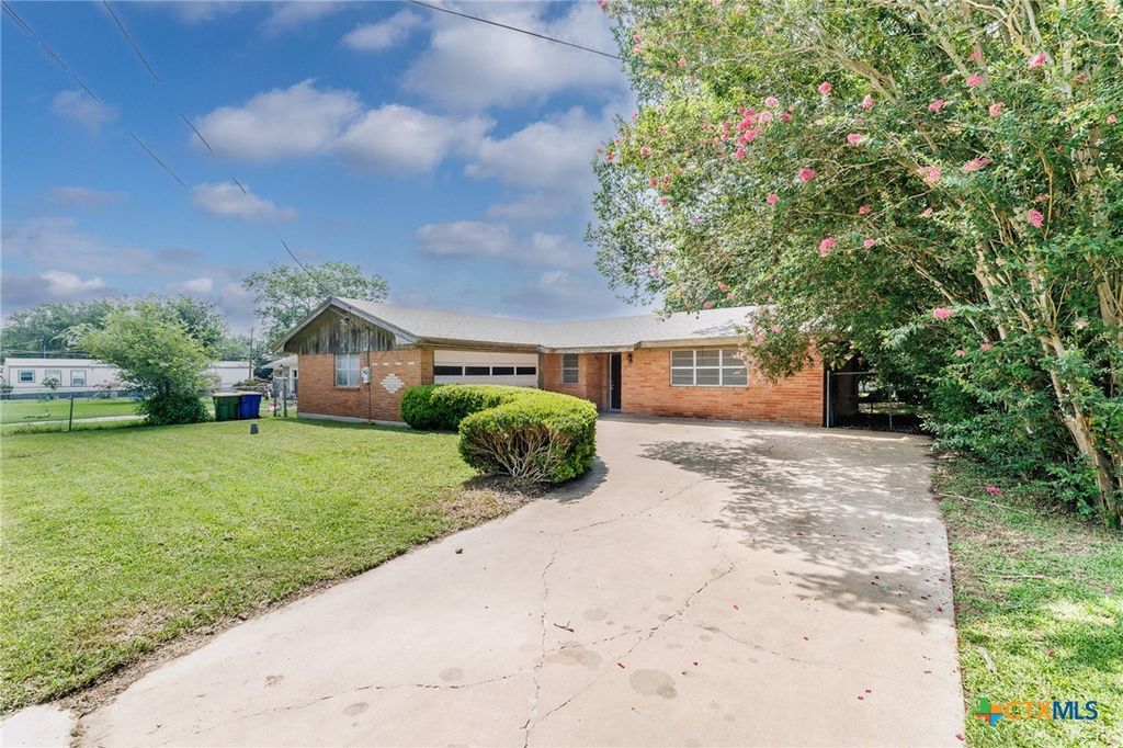 Photo of 116 E Wallace Street, Gonzales, TX 78629 (MLS # 614848)