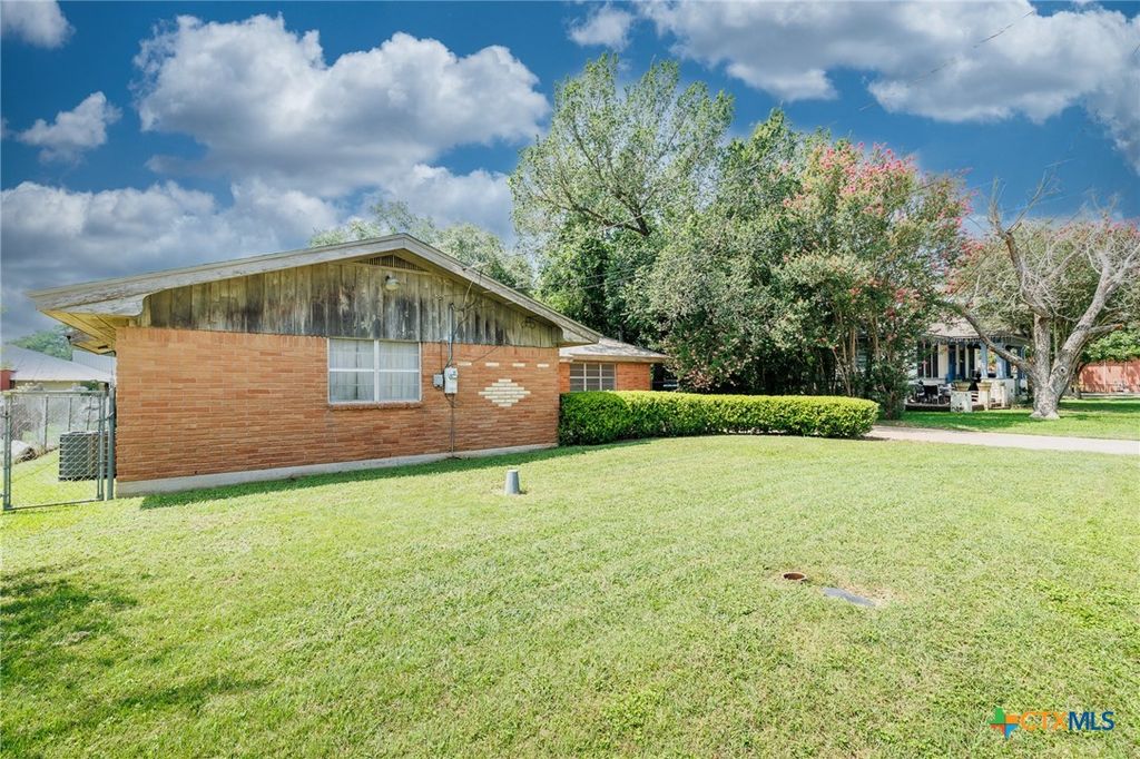 Photo of 116 E Wallace Street, Gonzales, TX 78629 (MLS # 614848)
