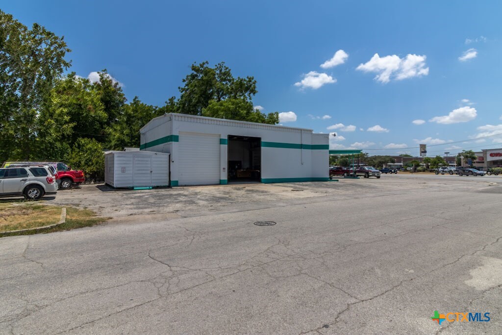 211 N Business Ih 35