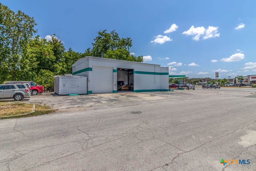 211 N Business Ih 35