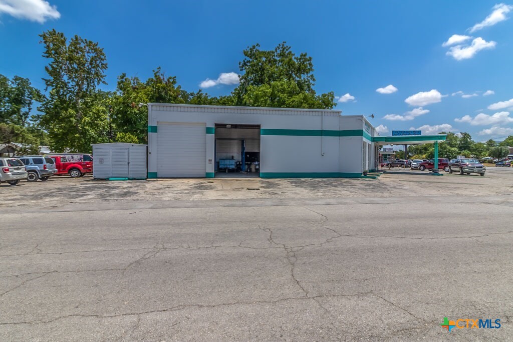 211 N Business Ih 35