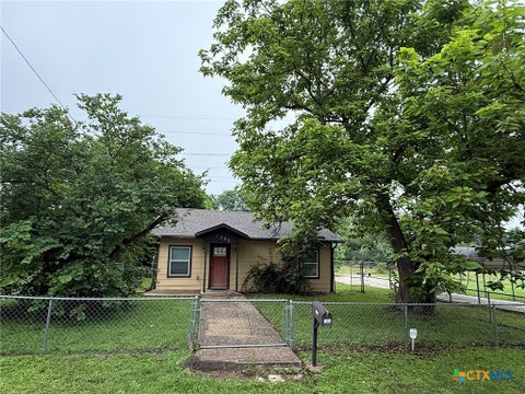 Photo of 1302 E Avenue F, Temple, TX 76501 (MLS # 618807)