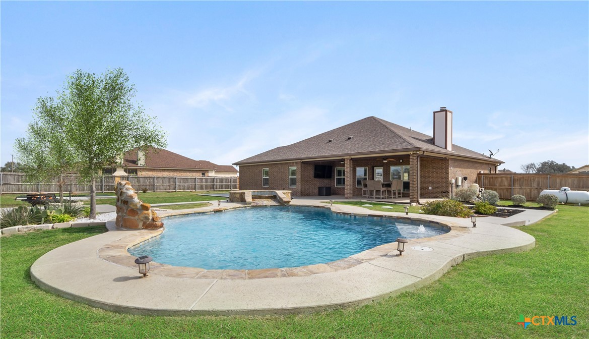 Pool and hottub with fountains