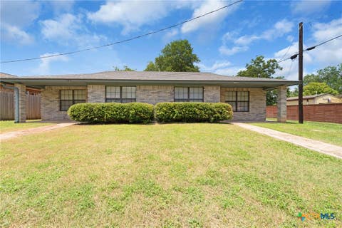 Photo of 307 W 2nd Street, Lampasas, TX 76550 (MLS # 616442)