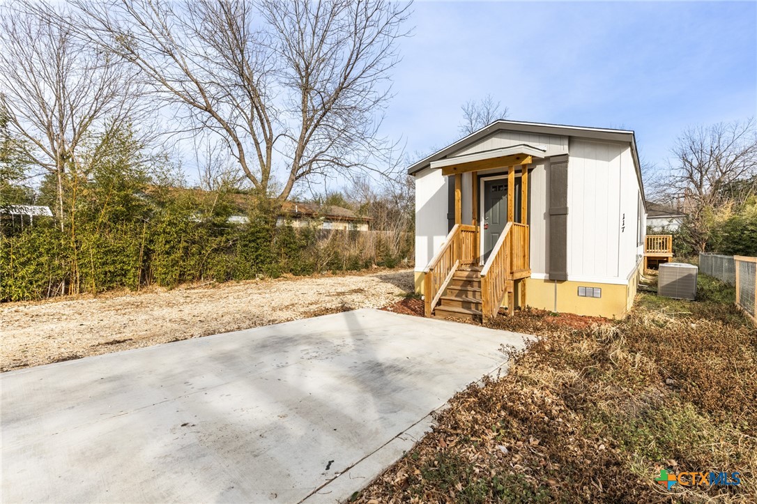 Photo 1 of 16 — 117 Royal, Taylor, TX 76574