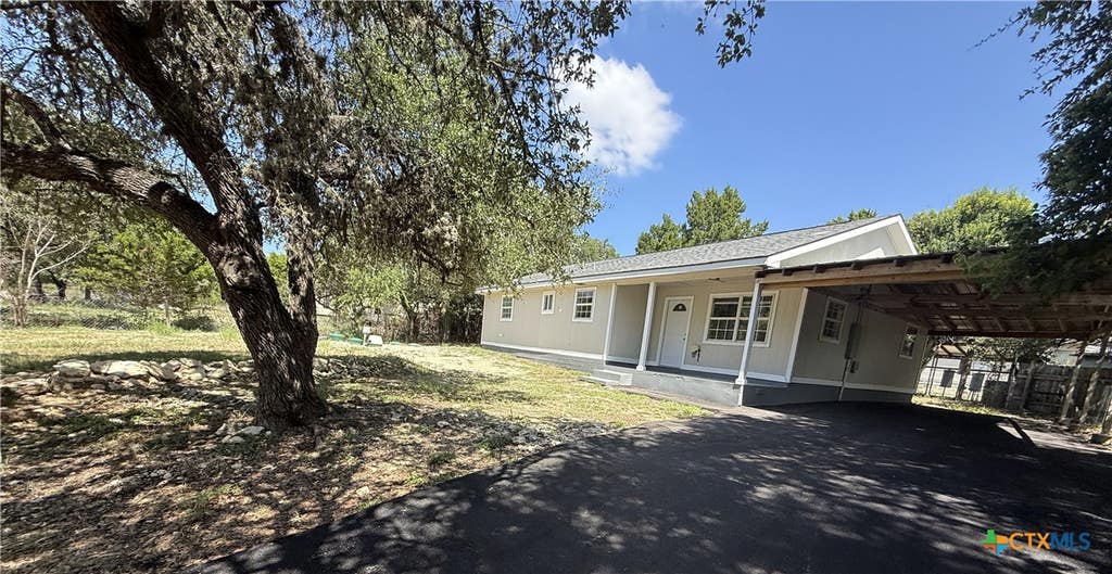Photo of 560 Wickford Way, Canyon Lake, TX 78133 (MLS # 619009)
