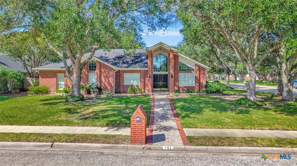 Photo of 107 Tournament Drive, Victoria, TX 77904 (MLS # 622532)
