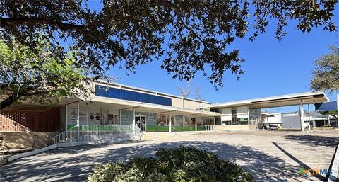 256 W Court Street Seguin TX 78155