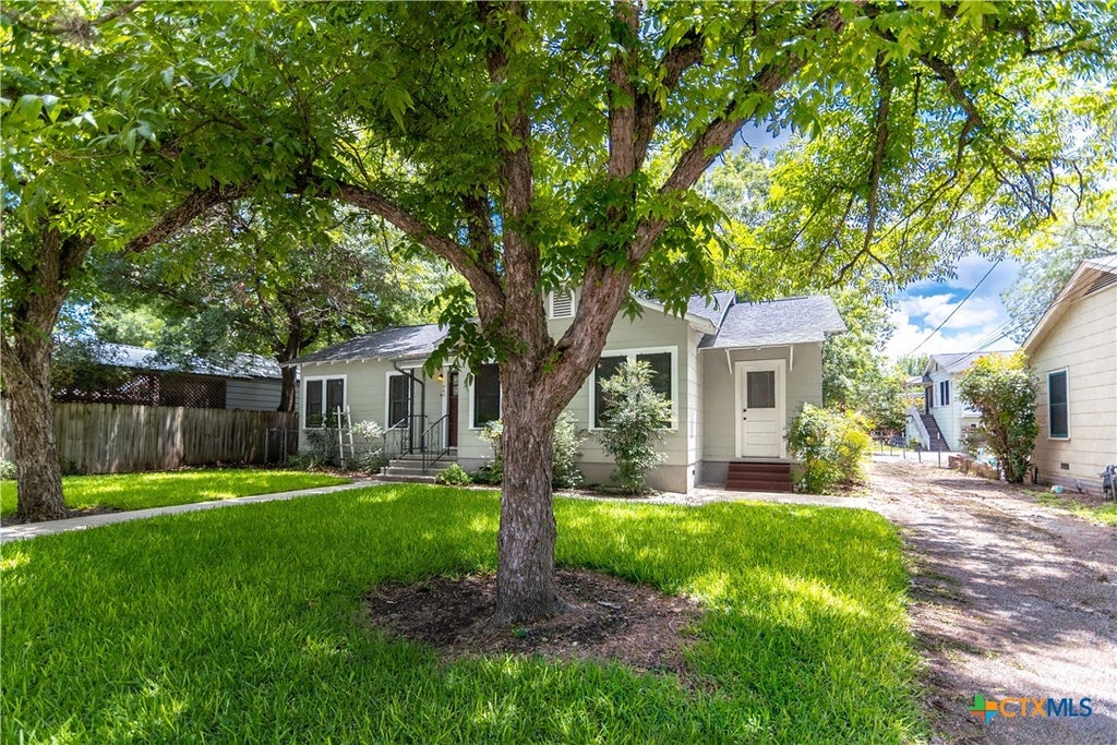 Photo of 465 S Guenther Avenue, New Braunfels, TX 78130 (MLS # 624560)