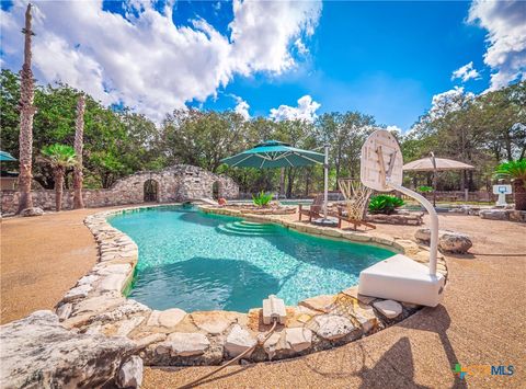 A home in Luling