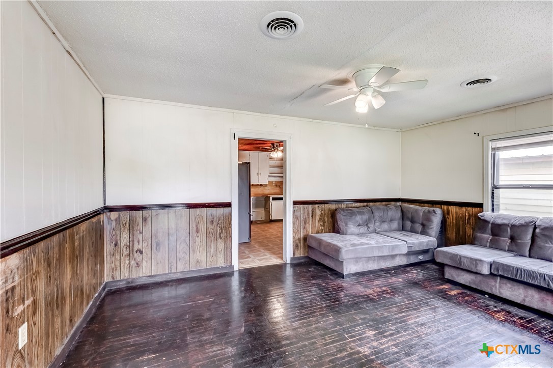 104 E Reagan Avenue