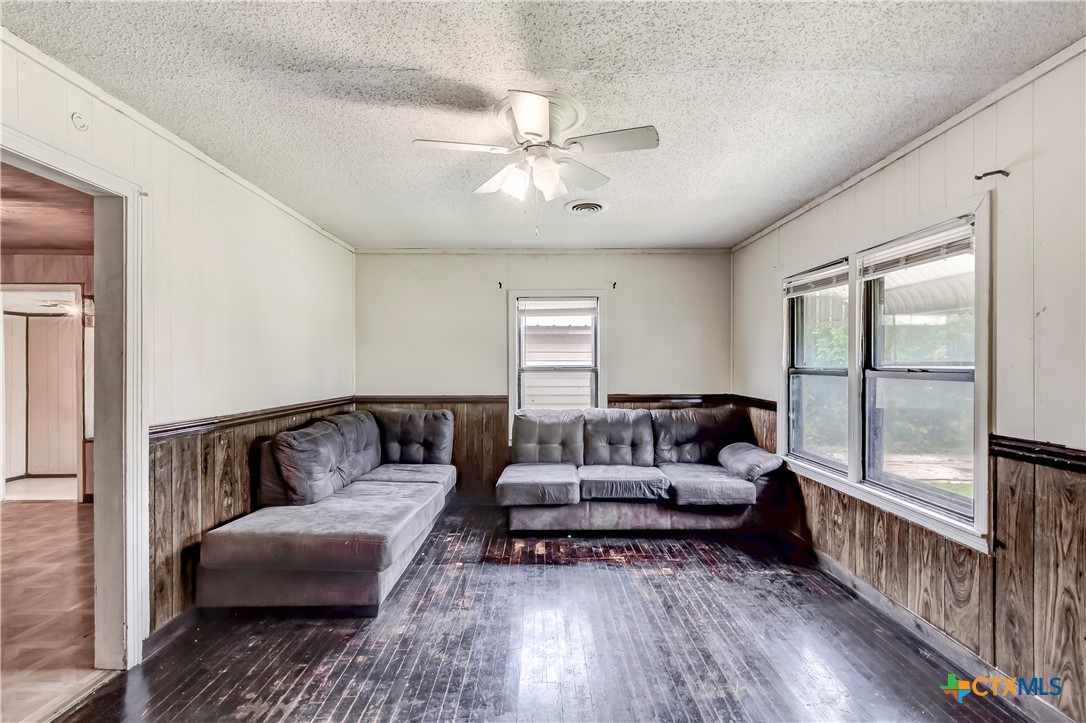 104 E Reagan Avenue